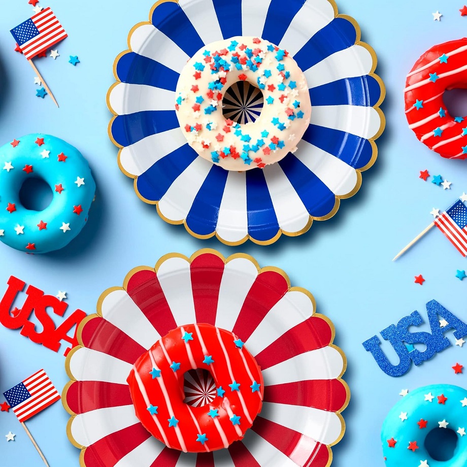 Patriotic scalloped paper plates